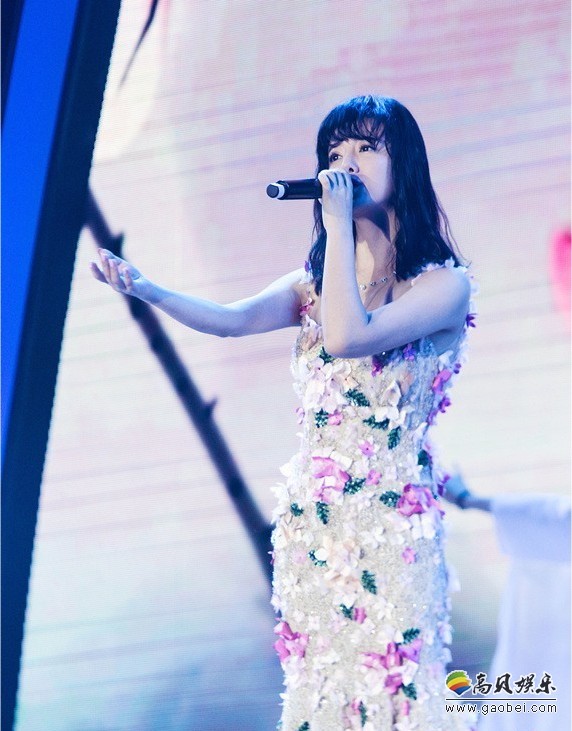 阿兰米粉节开唱：修身鲜花礼服，经典曲目《青藏高原》高亢嘹亮