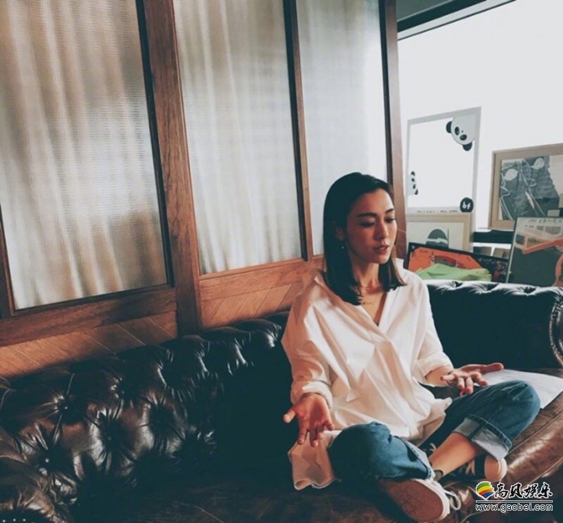 范玮琪晒出照片：身着白色衬衣搭配牛仔裤，装扮清新学生范十足