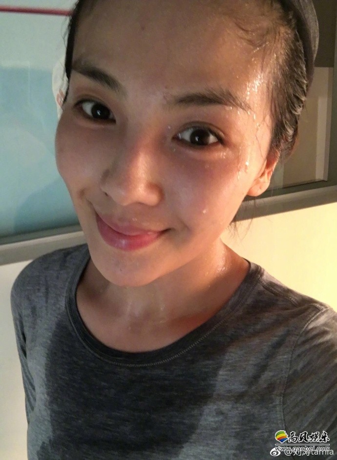 刘涛晒出照片:素颜出镜,头发梳起,大汗淋漓样子显然刚刚健身