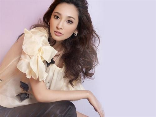 吴佩慈社交平台晒出了自拍照：空气刘海配上小脸蛋显得十分年轻