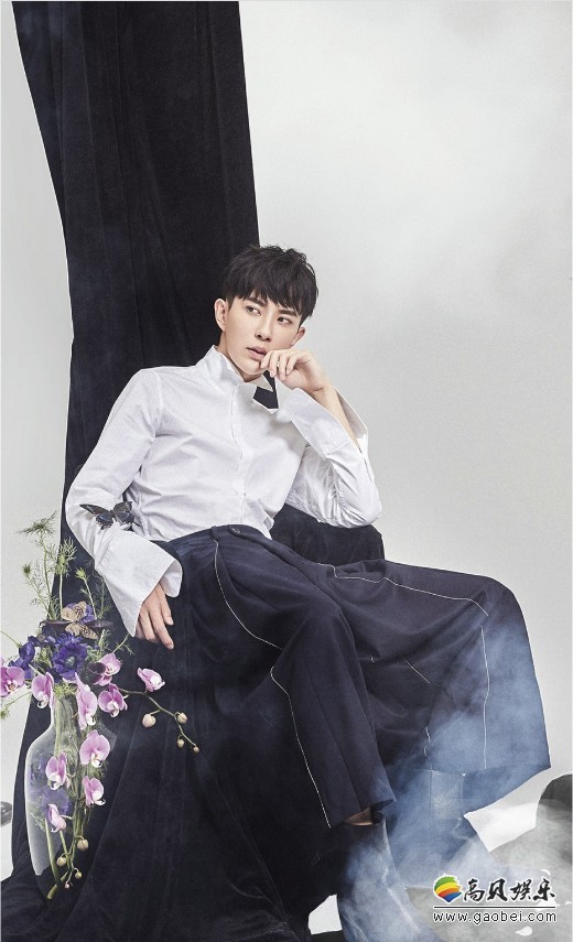 《时尚芭莎》于朦胧面如桃瓣，目若秋波，化身花间少年飘然出尘