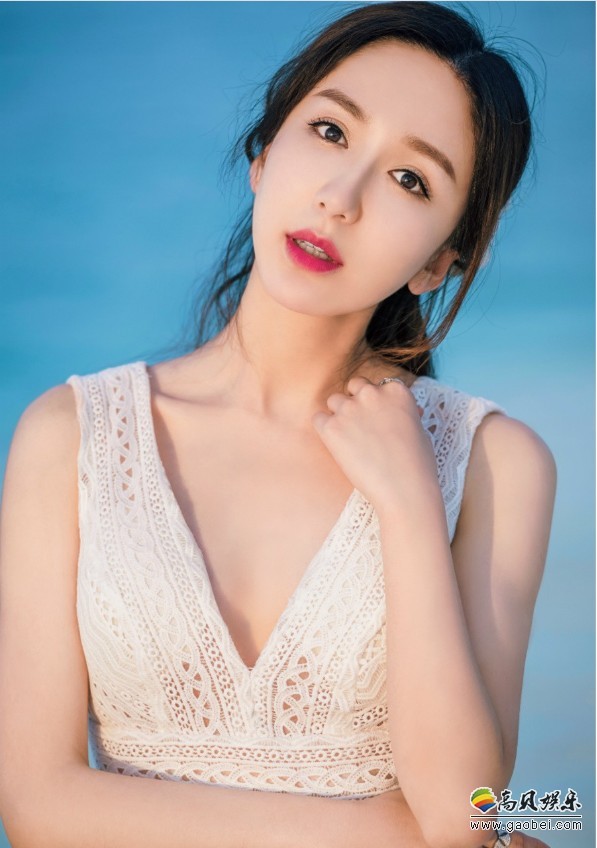 娄艺潇曝光海边写真：一袭白裙入镜清新自然，置身于蓝色海景中