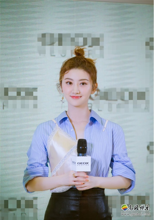 景甜参加品牌代言活动：黑色细带高跟鞋简约时尚，颇显高挑身材