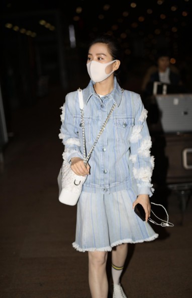 刘诗诗现身北京首都国际机场：搭配品牌最新手袋，女神气质十足