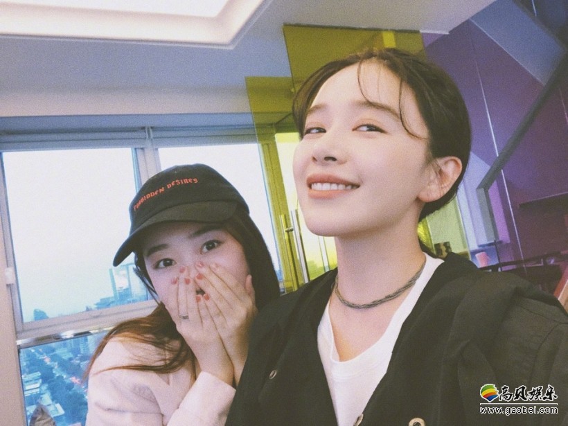 阚清子晒出与蒋梦婕搞怪合影照：两人比V托腮开心卖萌！心情好