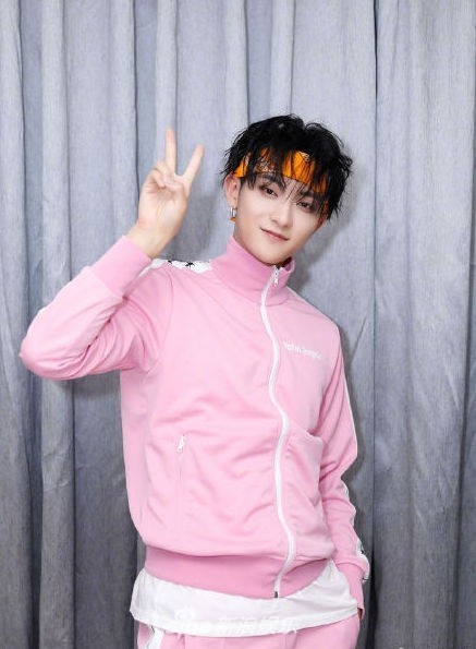 黄子韬粉红套装亮相录制现场：美少男大跳女团主题曲“鬼马俏皮”