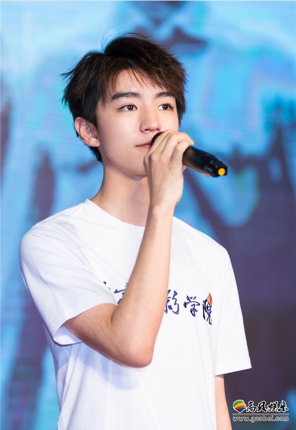 王俊凯参加北京电影学院与北京理工大学活动：领诵《向青春致敬》