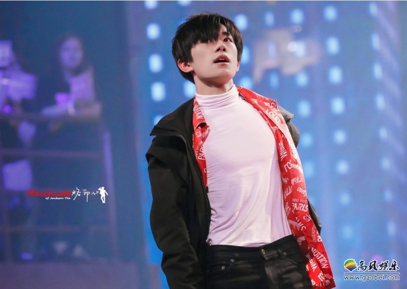 易烊千玺现身《这就是街舞》总决赛现场：时尚潮酷！帅气又撩人