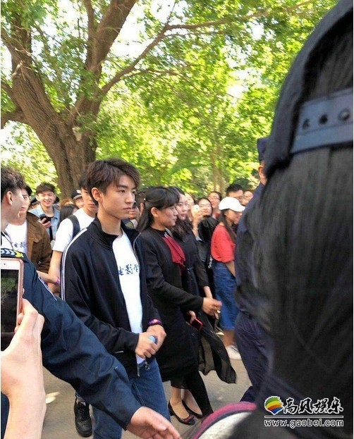 网友偶遇王俊凯参加五四联谊活动：素颜现身，阳光帅气活力十足