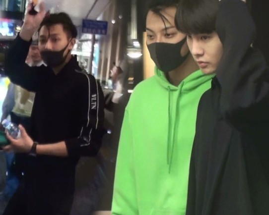 黄子韬香港出席个人蜡像揭幕仪式随即逛名店：多名粉丝闻风而至