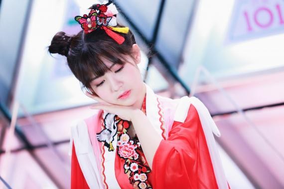 创造101首期节目sing女团以中国风造型亮相立即吸睛无数