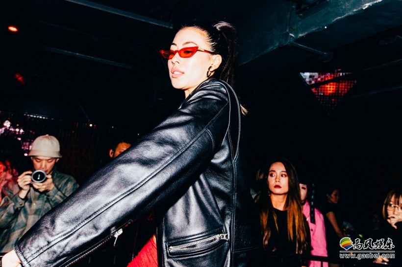 独立音乐人蔡诗芸DizzyDizzo音乐现场快闪：为歌迷“自制创口贴”