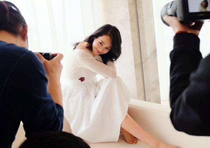 朱丹微博晒出美照：或让化妆师整理造型，或大摆姿势，积极配合照相