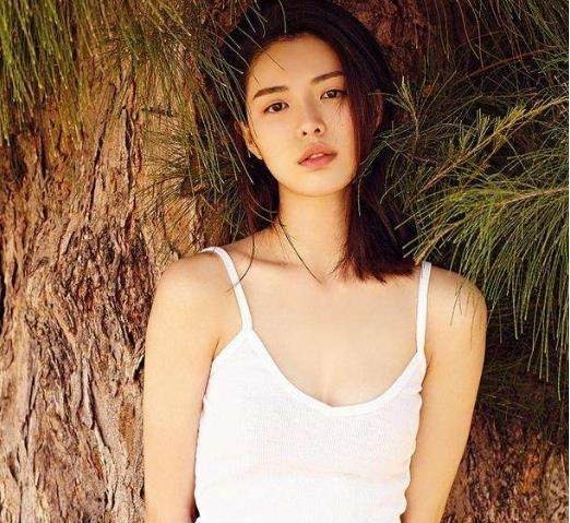 钟楚曦晒出美照：蓝色长裙头戴草帽蹲在花丛旁，手捧小脸十分的少女