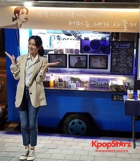 在军队服役的演员李敏镐为至亲孙艺珍送上应援咖啡车。