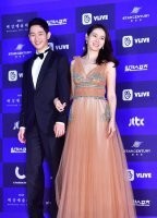 丁海寅和孙艺珍十指相扣走上了百想艺术大赏红毯