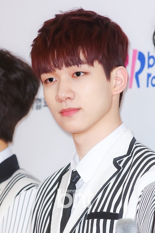 韩相赫因演出设备导致眼部和下巴受伤 经治疗后已无大碍