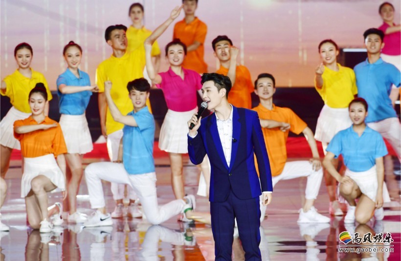 张艺兴蓝色西装白衬衫现身央视五四晚会录制现场：演唱《红旗飘飘》