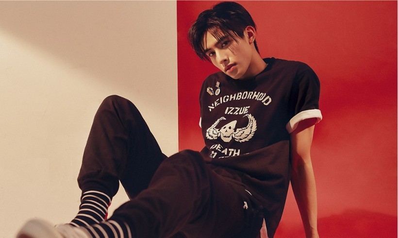 宋威龙杂志封面大片曝光：造型多变，率性自然穿搭时尚，简洁又随性