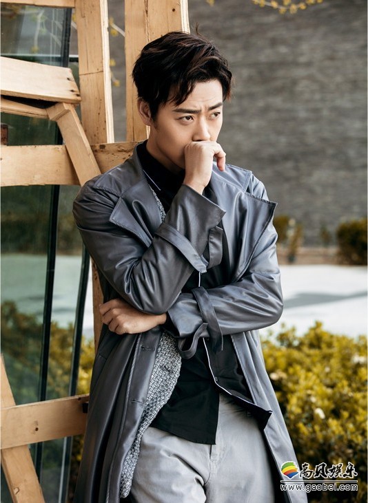 张桐时尚杂志写真大片：身穿黑色皮风衣，眼神深邃，外形俊朗又成熟