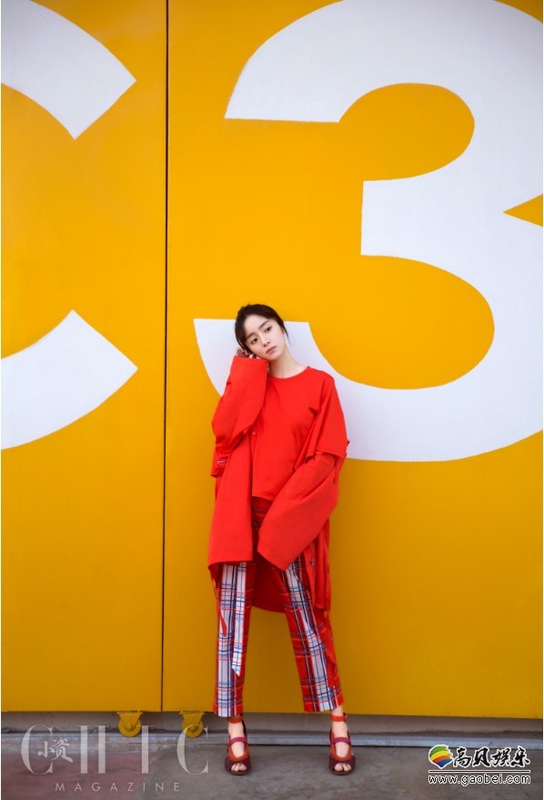 胡冰卿度假风最新时尚大片曝光：用最清新的色调带你沐浴初夏的阳光