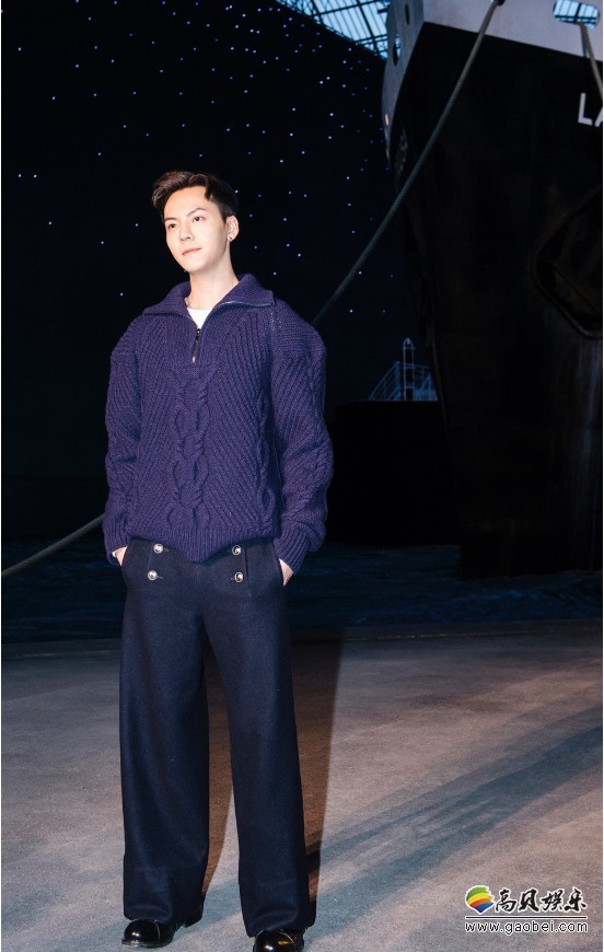 陈伟霆前往法国巴黎看秀：身着水手领毛衣搭配羊毛阔腿裤！帅气亮相