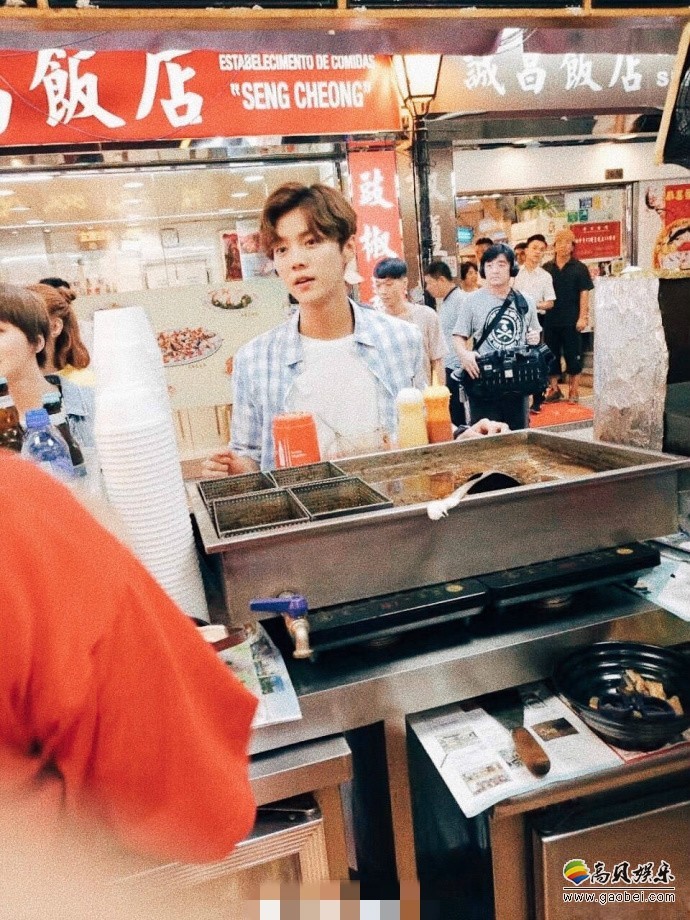 网友澳门街头偶遇鹿晗：白色T恤配浅色格子外套，笑容可爱迷人帅气