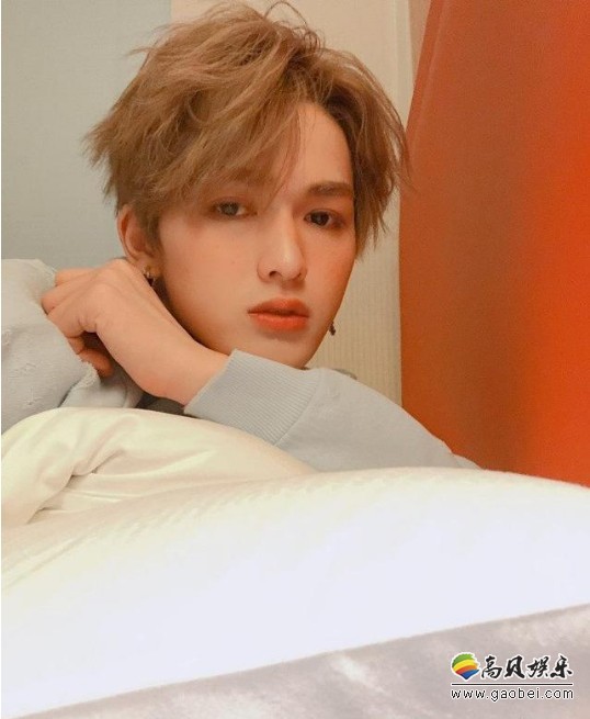 朱正廷晒出照片：奶茶金色微卷短发，雀斑妆，浅色卫衣，少年感十足