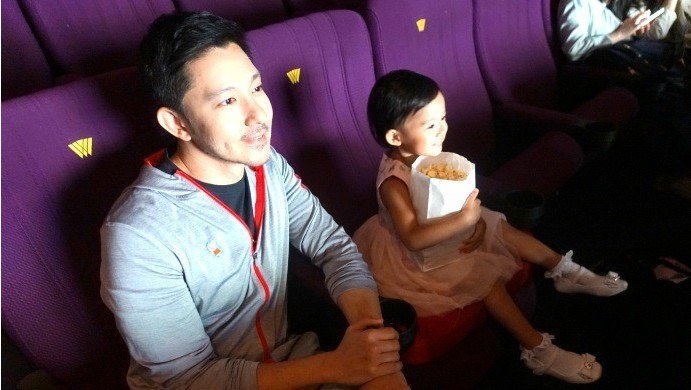 立威廉晒出带着女儿电影院观看电影照片：父女两人感情好得羡煞旁人