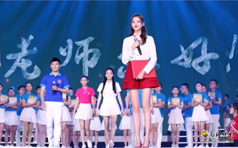 关晓彤首次担任央视五四晚会主持人:并且献上诗朗诵《写给老师的信》