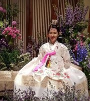 韩彩雅新婚韩服照公开  所有的老人小孩儿都穿上了韩服