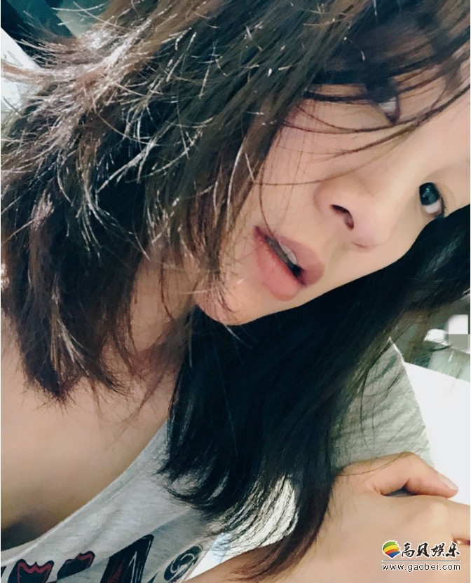 章龄之微博晒出自拍照：章龄之搞怪的躲在了儿子后面，画面温馨满满