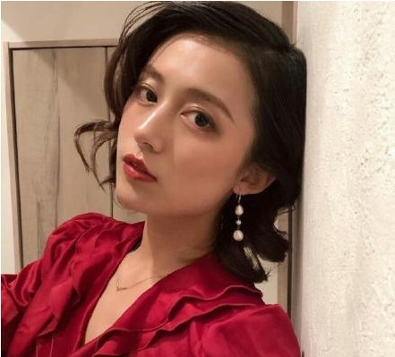 李诞的女友近照被曝光：女友日系风装扮，尽显清纯，侧颜神似高圆圆