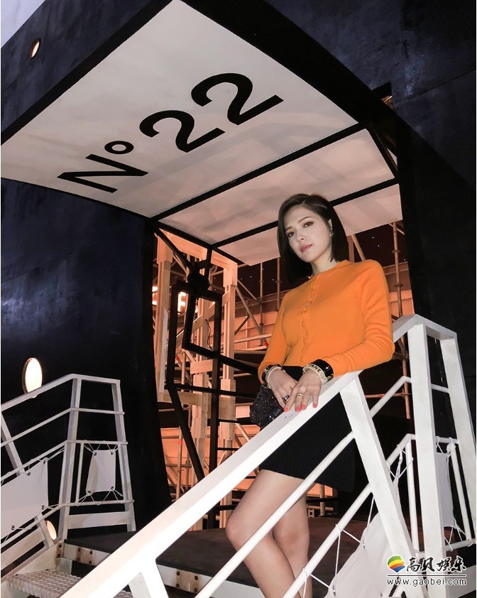 许玮甯受某品牌官方邀请现身早春度假系列秀场：造型清爽！优雅帅气