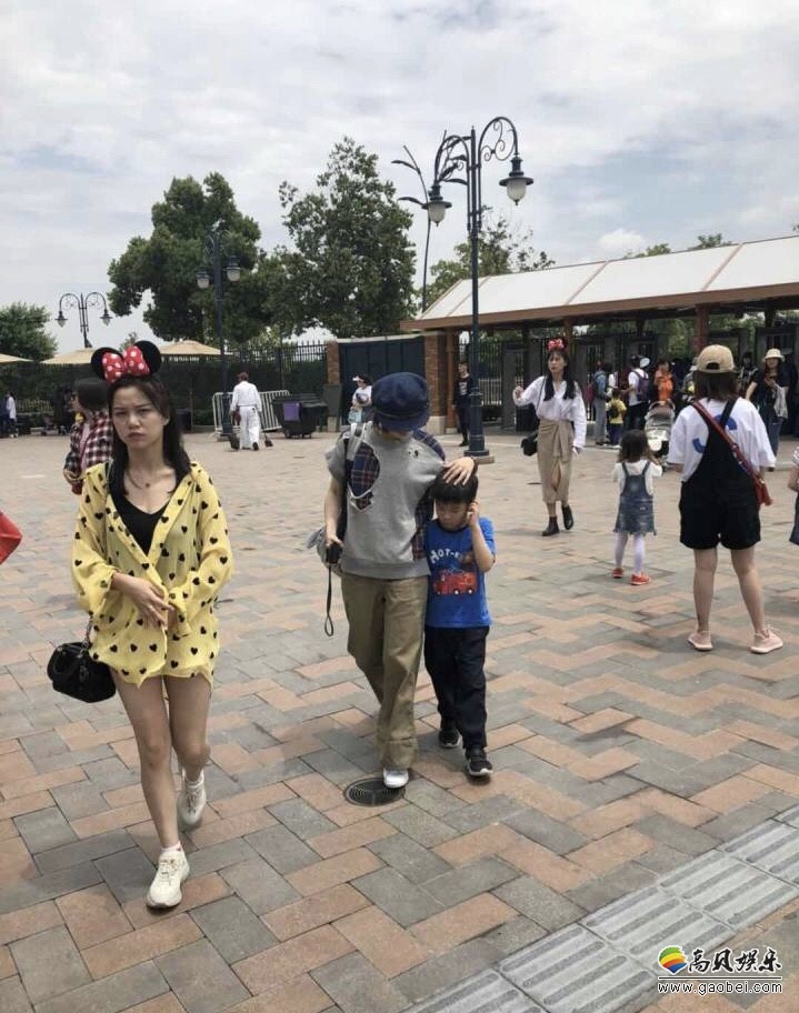 网友晒出偶遇黄圣依带儿子迪士尼游玩的照片：手拉手游玩，暖心温馨