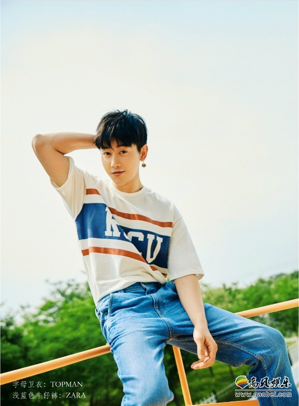 周艺轩夏日清新写真：蓝天和绿叶、遮阳镜和凉拖、向日葵和橙子菠萝