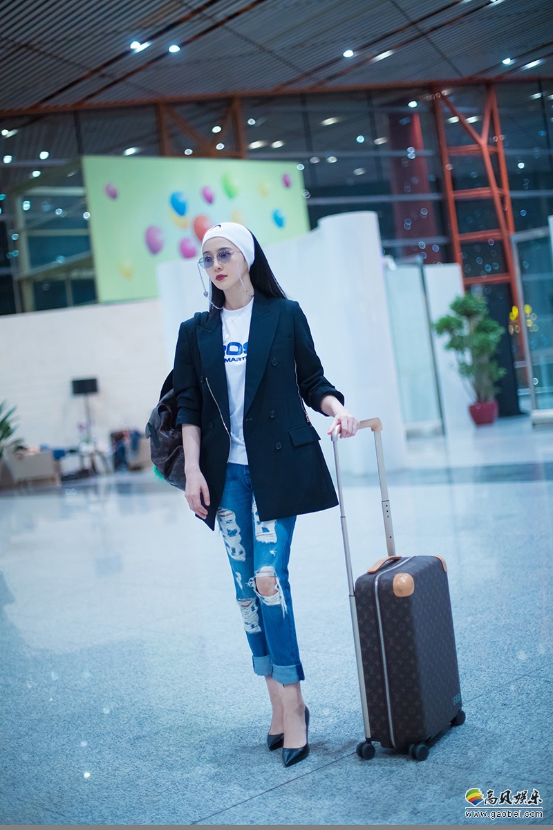 范冰冰西装搭配牛仔裤随性装扮飒爽现身机场：携新片启程戛纳电影节