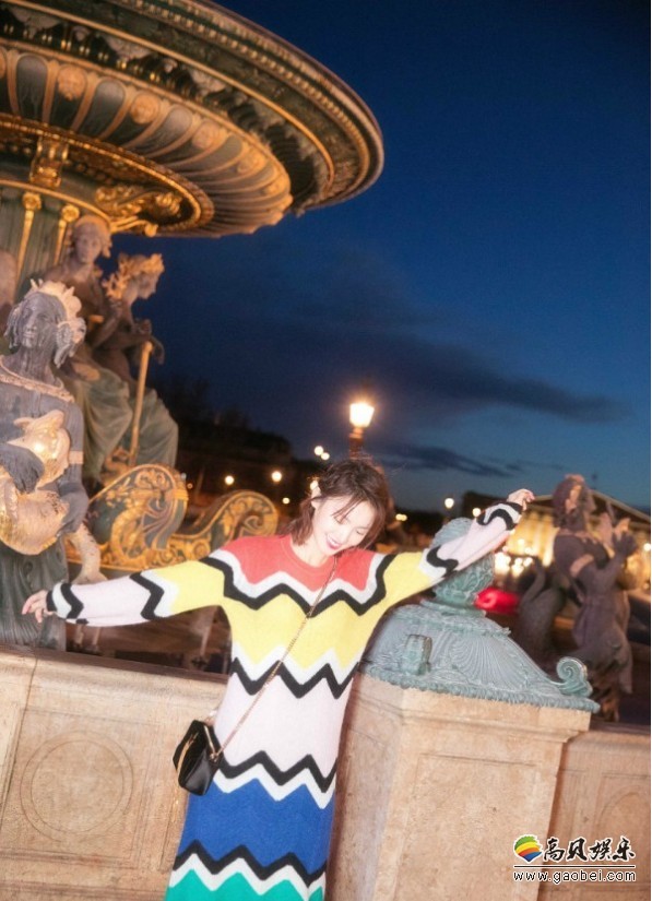 金晨时尚大片：光影映衬之间，美得亦真亦幻！条纹毛衣长裙温暖清新