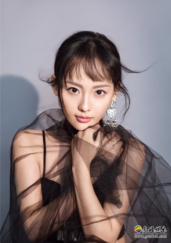 张嘉倪混搭风写真：身穿吊带长纱裙搭配黑色皮衣，长发随意扎在脑后