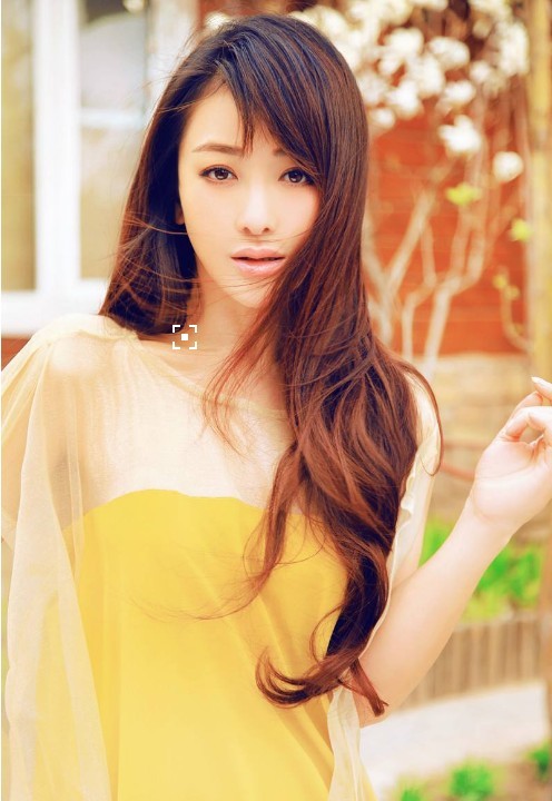 陈紫函微博晒出美照：身穿露肩包臀短裙，曲线尽显，卷发女人味十足