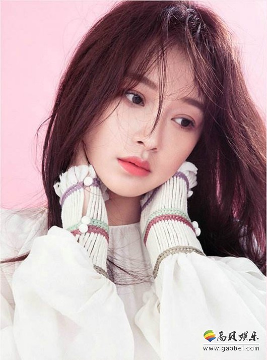 孙怡晒出照片：牛仔外套，长发披肩，空气刘海减龄，对镜头卖萌搞怪