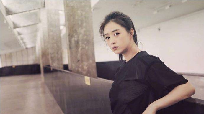 蒋欣微博晒出美照庆生：上演“侧颜杀”扎马尾穿T恤！气质突显清纯