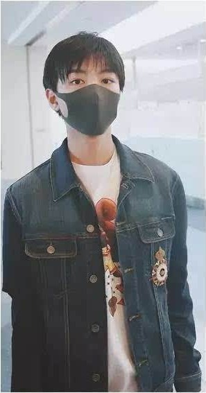 “新鲜凯”嫩得掐出水，口罩还是反着戴！欢迎帅气小哥哥王俊凯回国