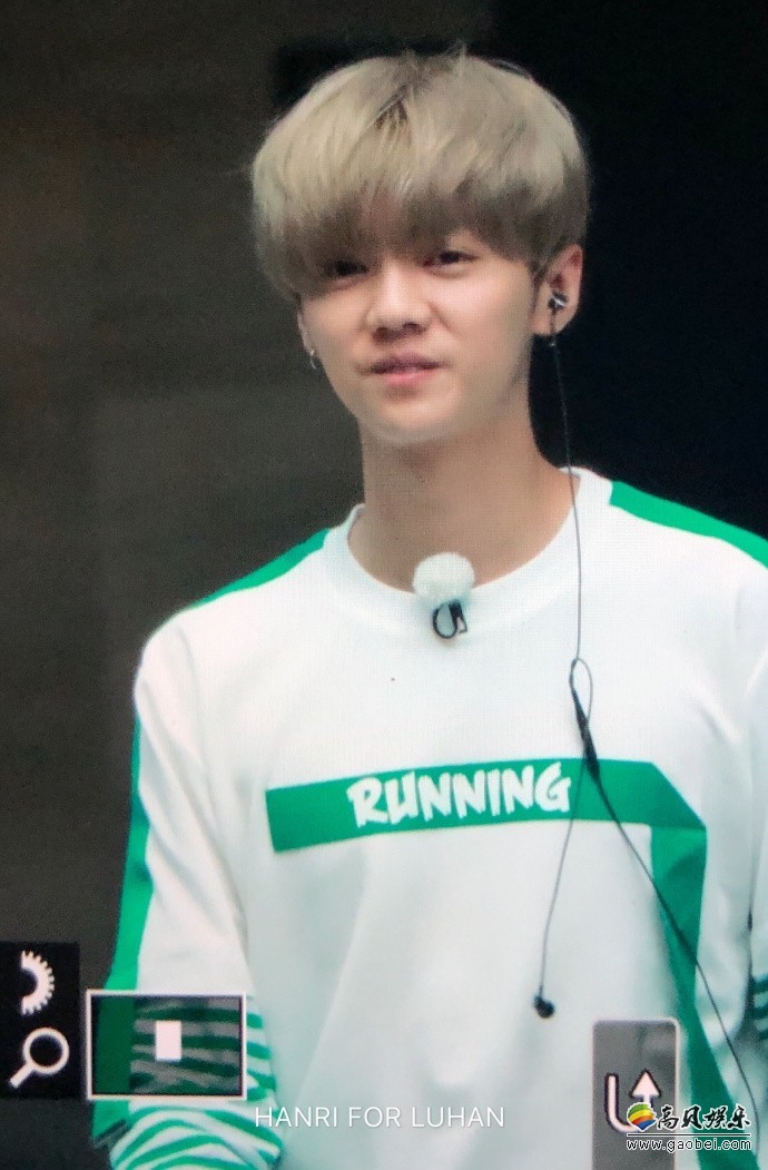 《奔跑吧》新一期录制：鹿晗穿绿色运动服，心情很好，边走路边跳舞