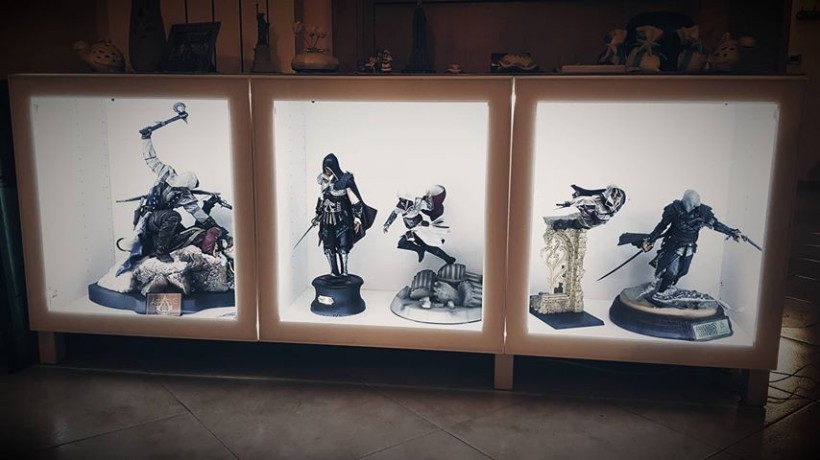 《刺客信条》官方点赞死忠土豪玩家的收藏：藏品已经摆满一整屋展柜