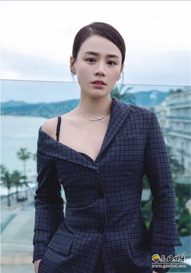 马思纯出席戛纳电影节开幕式红毯：优雅呈现率性之美，大展香肩锁骨杀