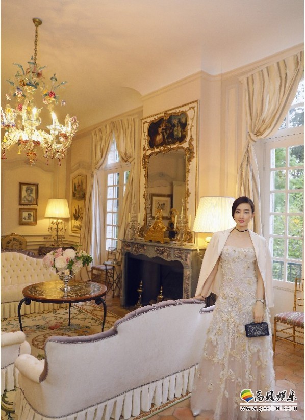 王丽坤戛纳参观百年墨山古堡美照：行走间似画中人，有着诗般灵透清越