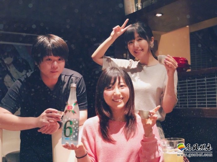 《路人女主》动画主角声优聚在一起吃饭拍照：居然摆上了的英梨梨画像