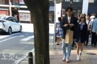 李居丽与张天律师被拍到同游日本福冈   二人同行逛街