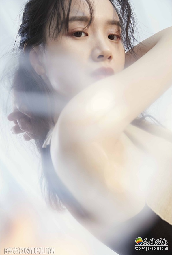 新生代女演员李梦为某杂志拍摄大片曝光：造型清冷！时尚高级感十足
